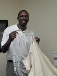 Cedanio Bacon holding zippercurtain